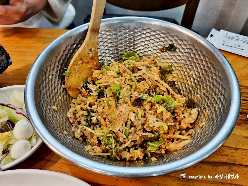 비빔밥 크게 한 숟갈