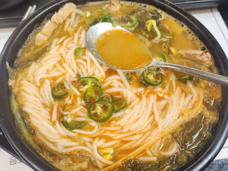 다진 양념이 들어간 돼지국밥