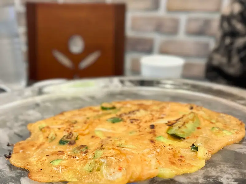 노릇하게 구워진 김치전