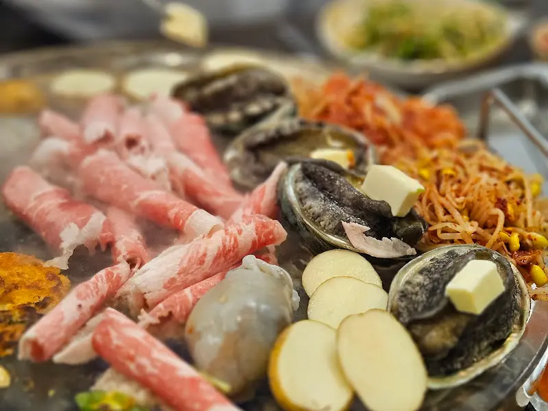 불판 위의 차돌박이와 전복