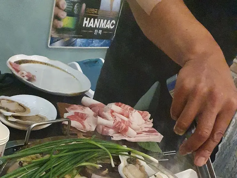 해산물과 고기를 준비하는 모습