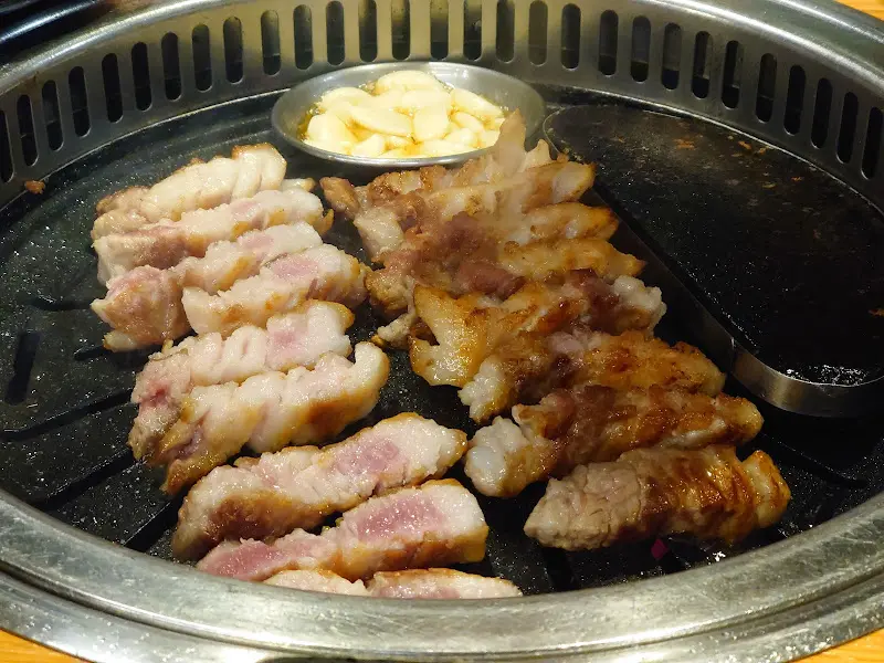 잘 구워진 삼겹살