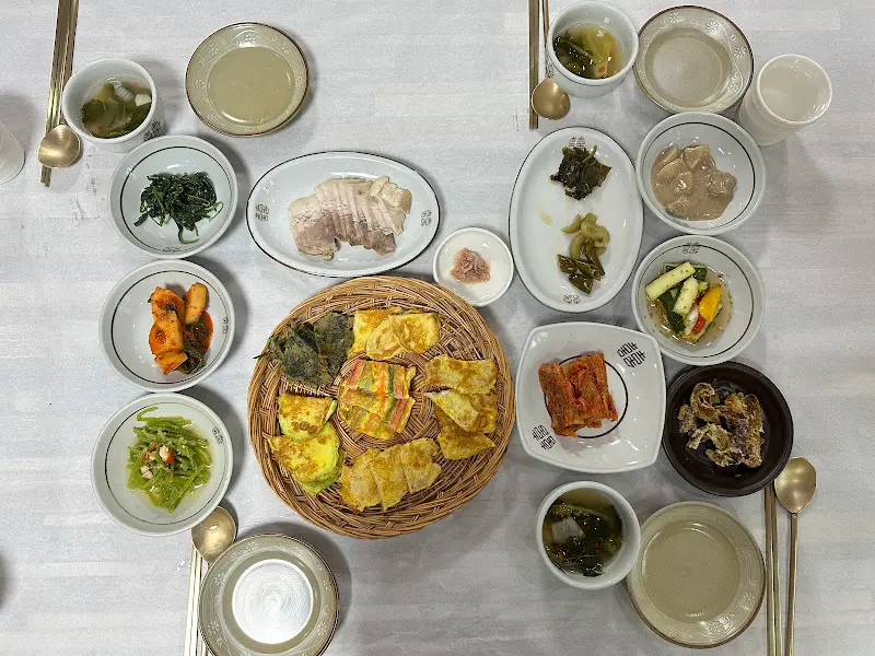 푸짐하게 차려진 헛제사밥 정식 한 상 차림