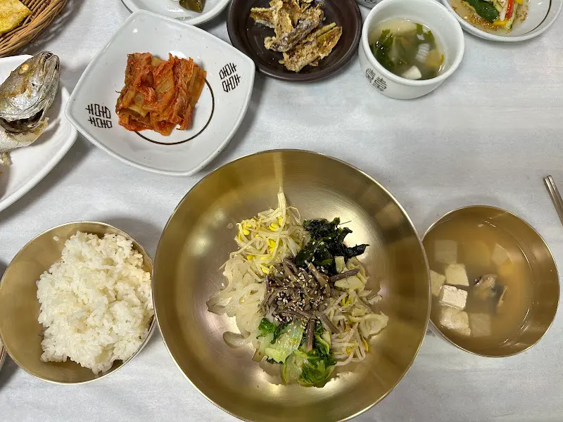 놋그릇에 담겨 나온 헛제사밥 비빔밥