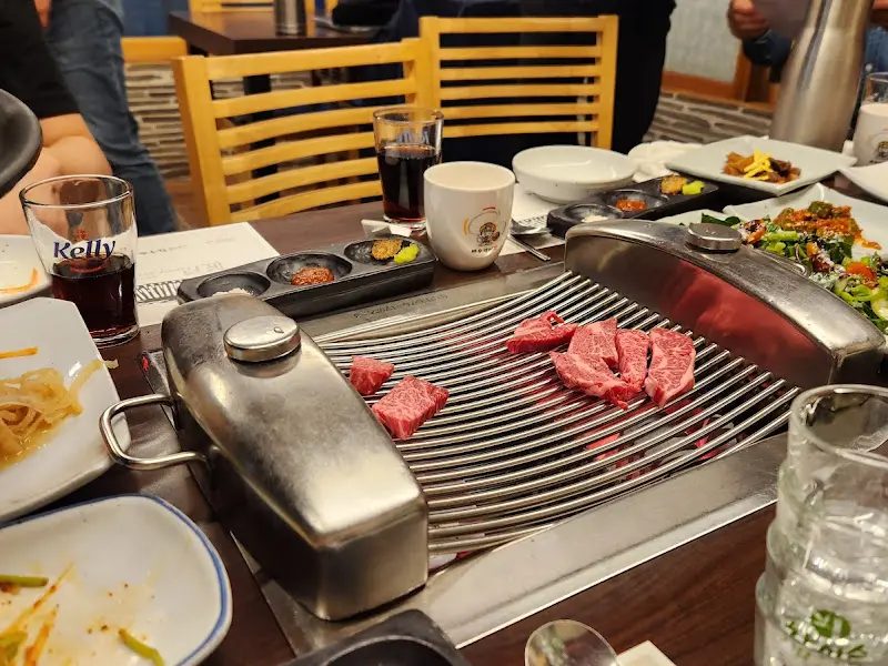 숯불 위에서 익어가는 한우