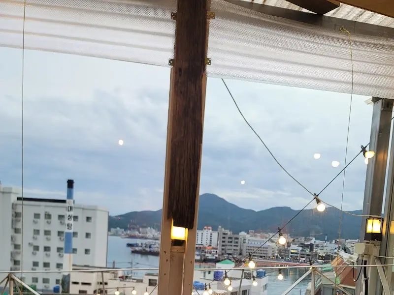 창밖으로 보이는 통영항