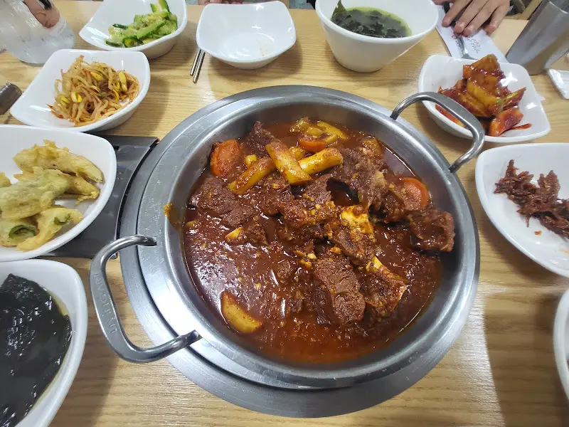 한 상 가득 차려진 음식