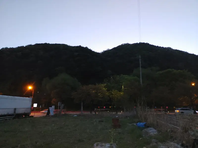 어두워진 주변 풍경