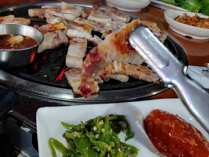 노릇하게 구워진 삼겹살