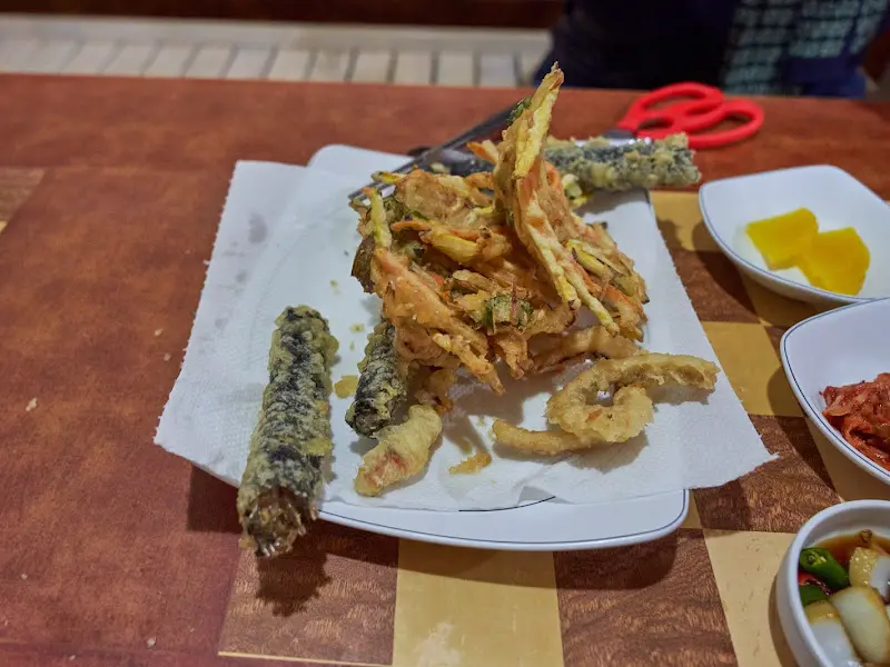 갓 튀겨져 나온 모듬 튀김