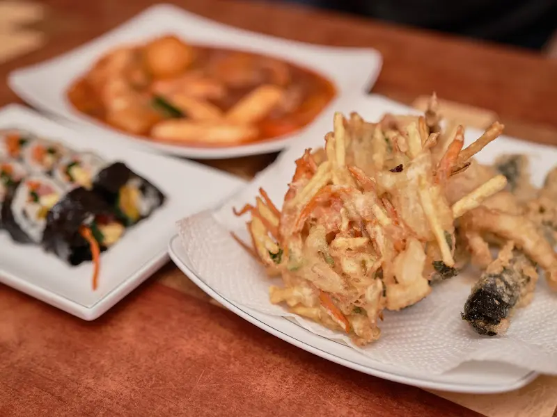 김밥, 튀김, 떡볶이 한 상 차림