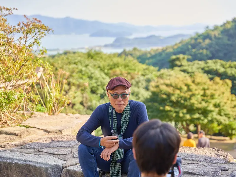 풍경을 감상하고 있는 허영만 작가