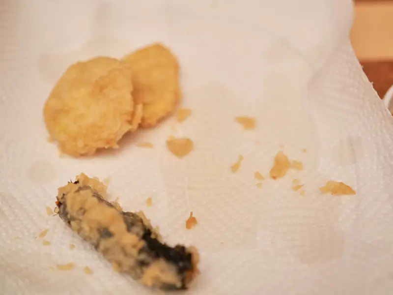 종이 위에 놓인 튀김 조각