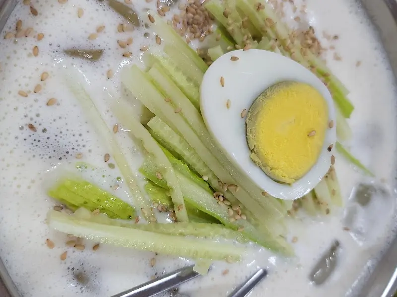 시원한 국물이 일품인 콩국수