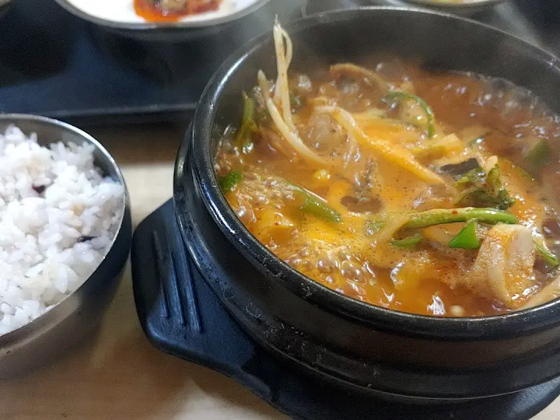 뚝배기에 담겨져 나온 따끈한 찌개