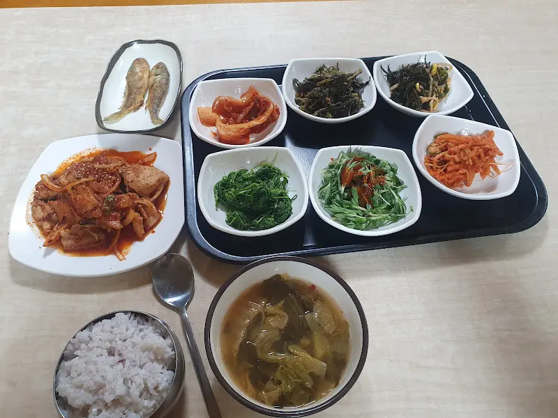 푸짐하게 차려진 한 상