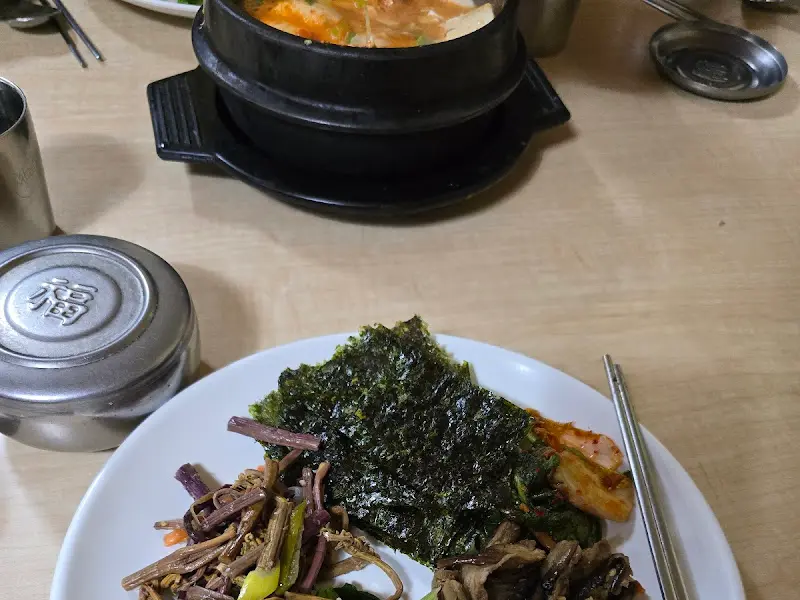 맛깔스러운 반찬과 찌개