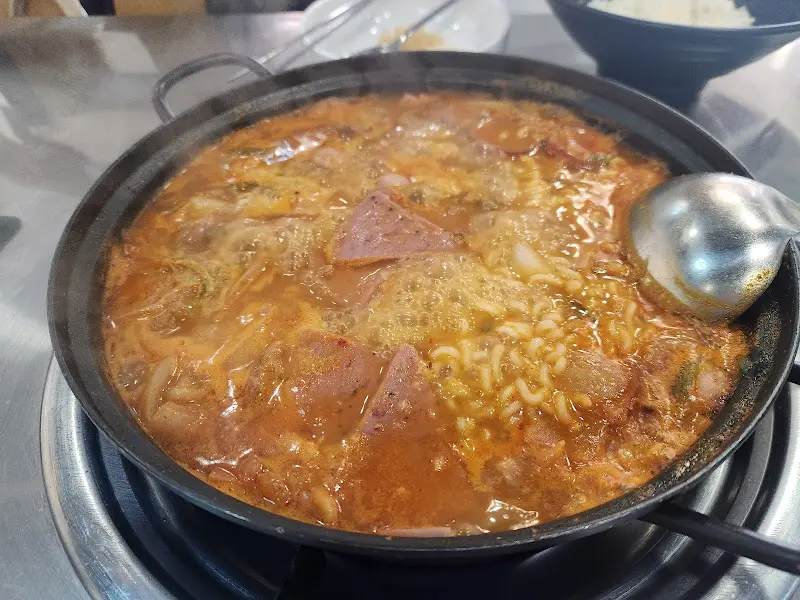 끓어오르는 부대찌개