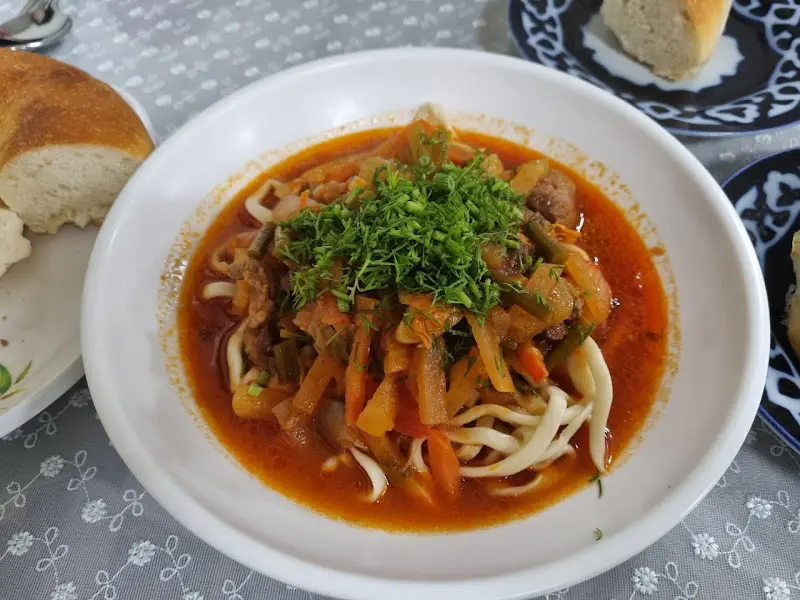 채소와 고기가 어우러진 라그만