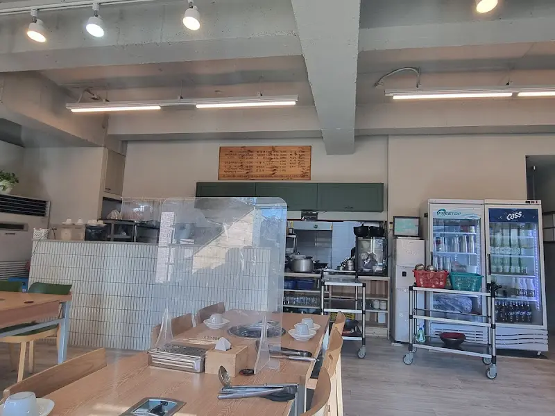 깔끔한 식당 내부 2