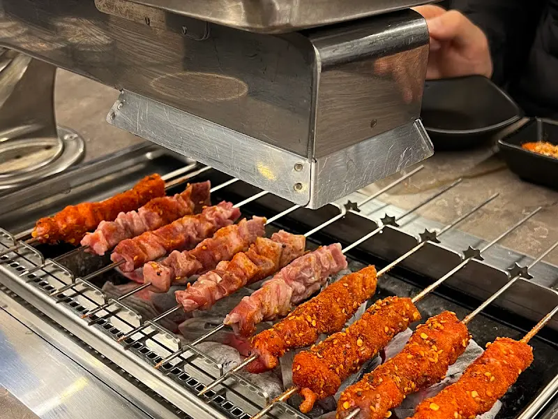 숯불 위에서 맛있게 익어가는 양꼬치