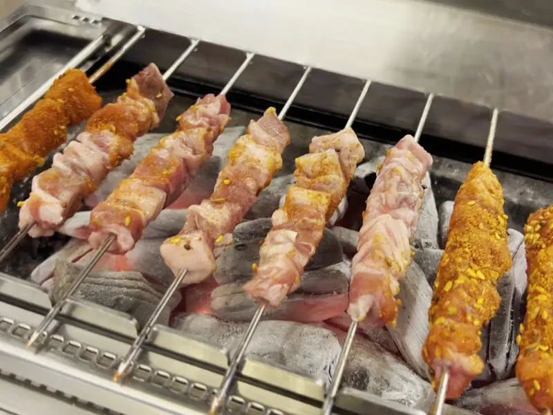 숯불 위에서 익어가는 양꼬치