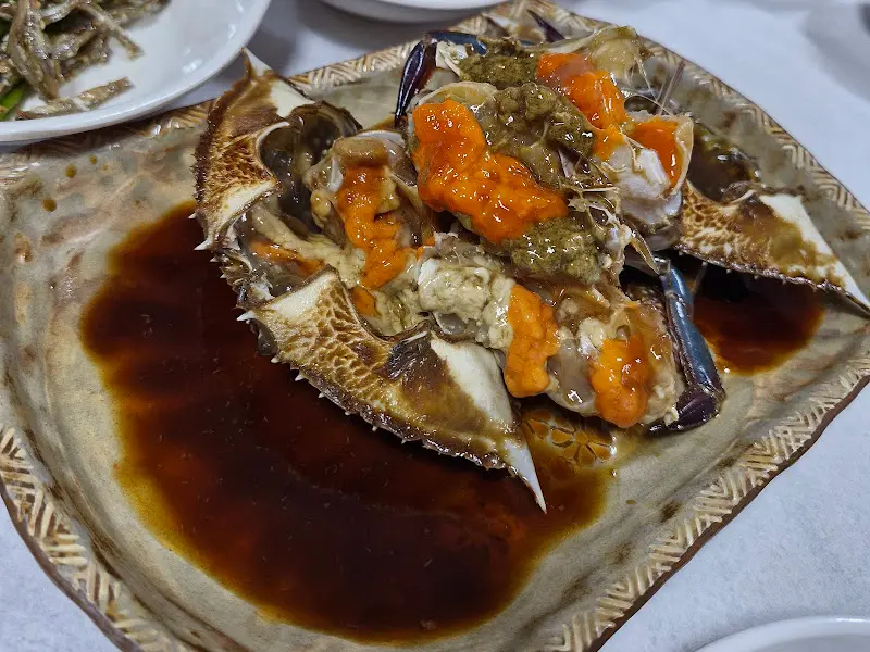 윤기가 흐르는 간장게장의 모습