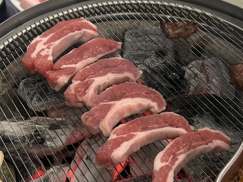 숯불 위에서 익어가는 고기들