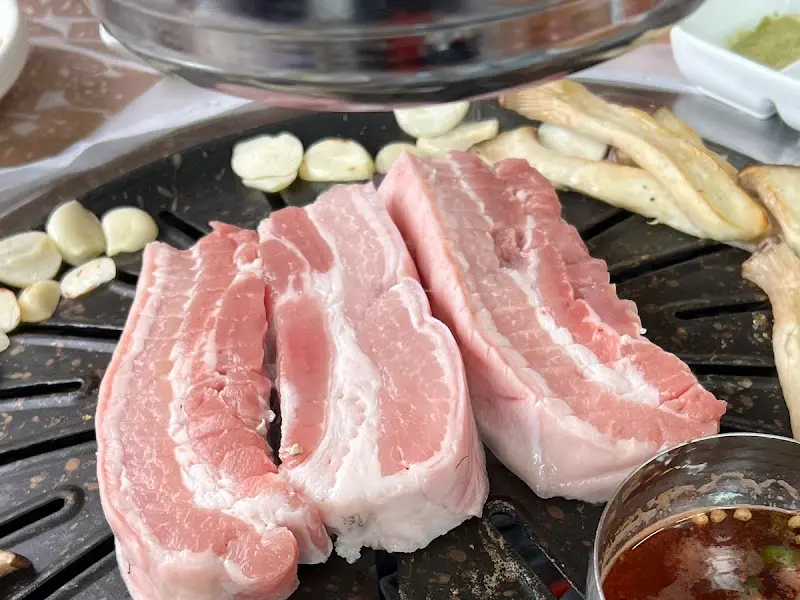 숯불 위 흑돼지 삼겹살