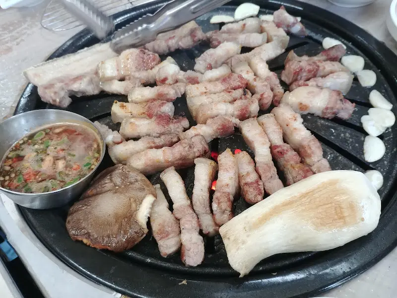 잘 익은 흑돼지 삼겹살