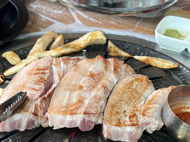 숯불 위에서 익어가는 흑돼지