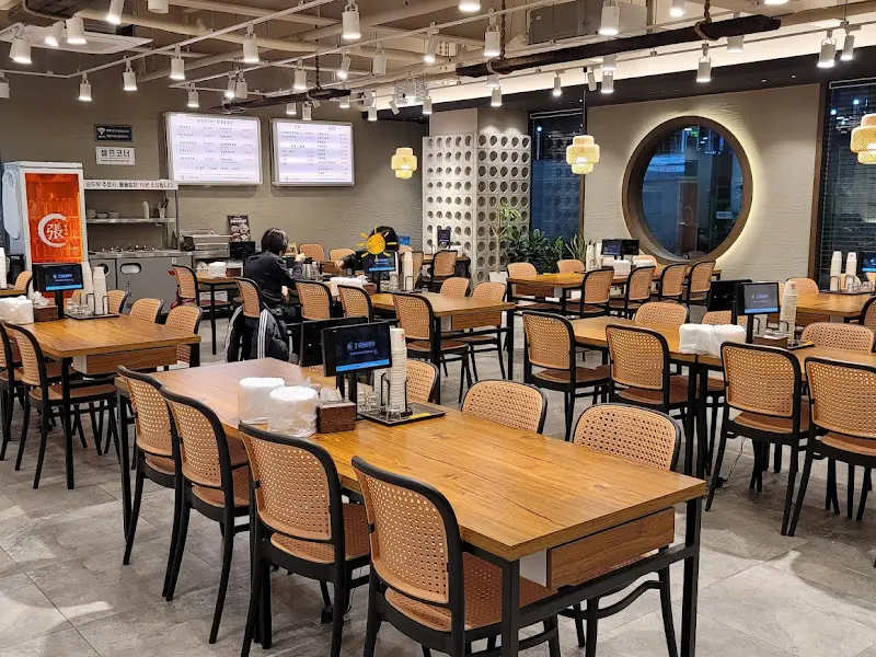 넓고 쾌적한 식당 내부