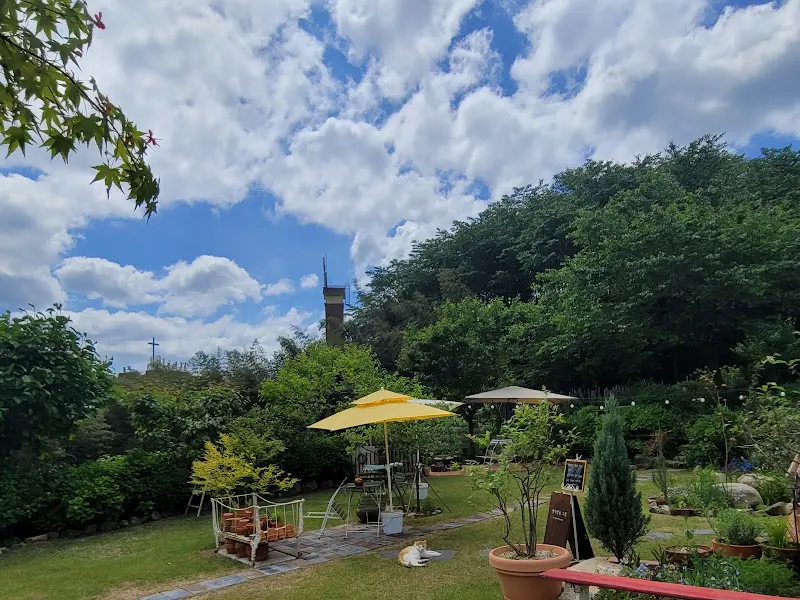 정원의 다양한 테이블과 의자