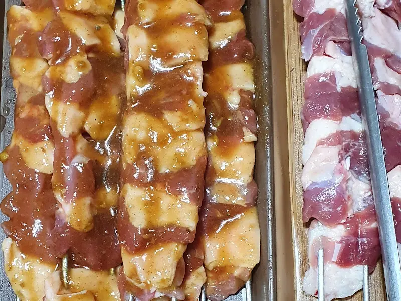 양념된 오리 꼬치구이의 클로즈업