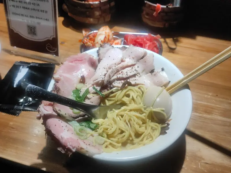 차슈와 반숙 계란이 올라간 라멘