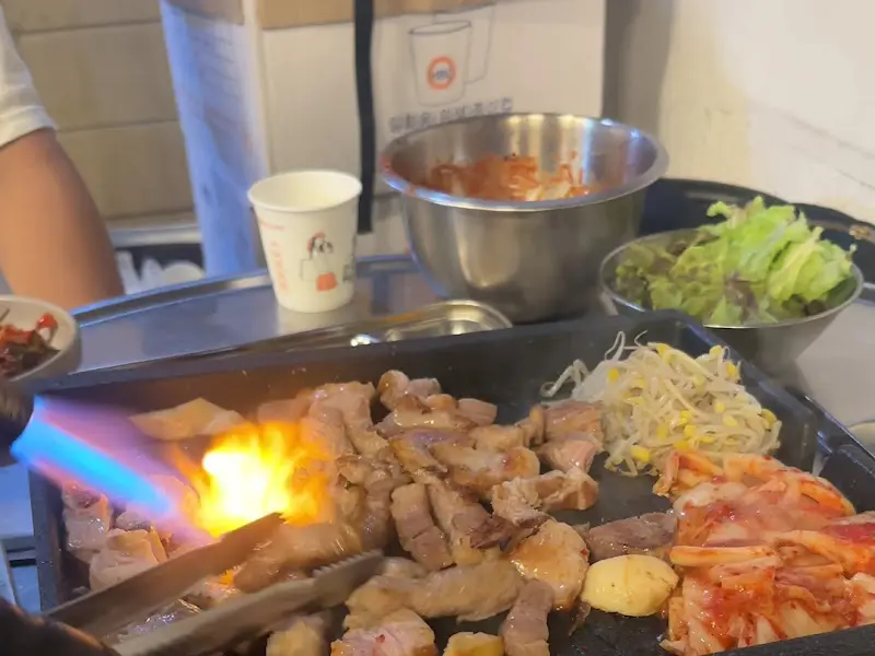 불쇼로 초벌 중인 뒷고기