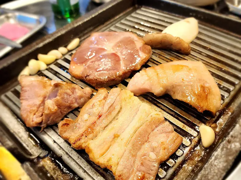 불판에 구워지는 다양한 부위의 고기