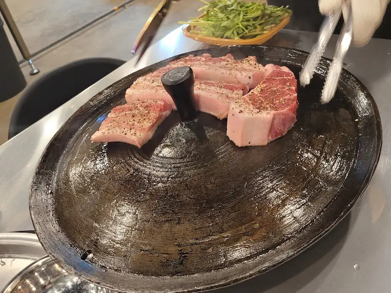 솥뚜껑에 올려진 삼겹살