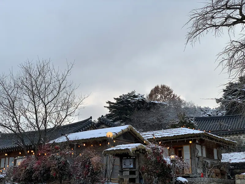 눈 덮인 한옥카페 지은의 전경