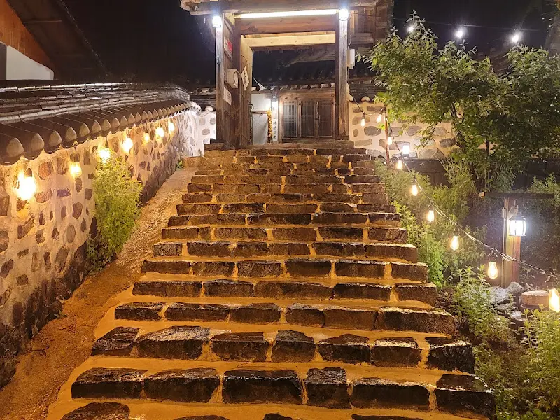 밤에 빛나는 한옥카페 지은