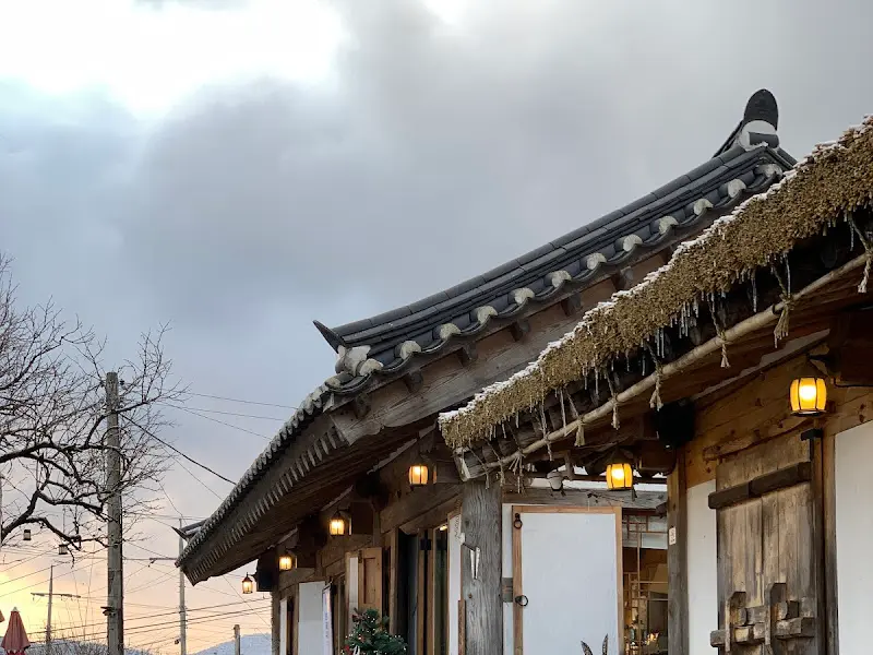 한옥카페 지은의 처마