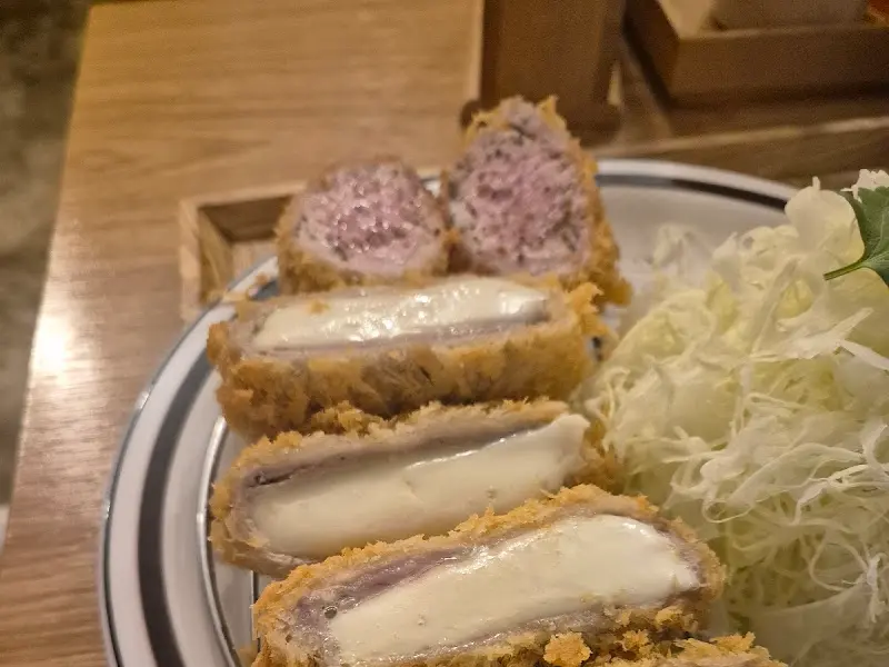 모짜렐라 멘치카츠의 단면