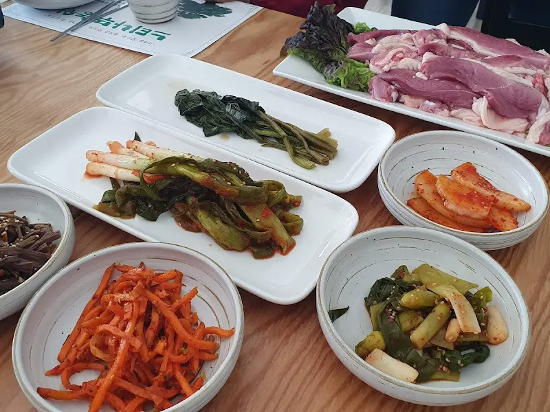 정갈하게 차려진 밑반찬