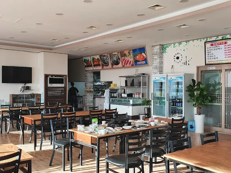 넓고 깨끗한 식당 내부