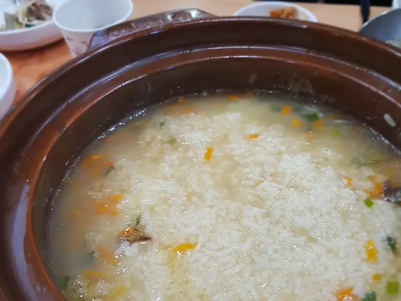 오리백숙 찹쌀 죽 근접샷