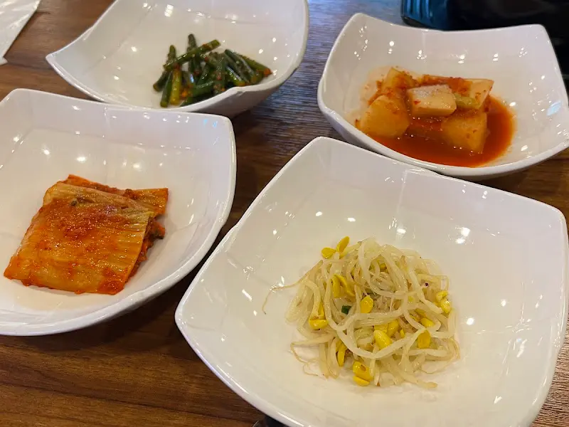 깔끔하게 담겨 나온 밑반찬