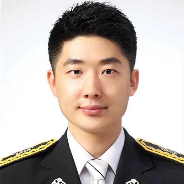 정복을 입은 남자