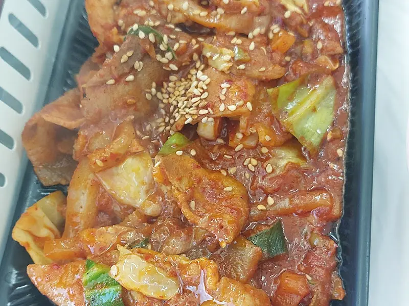 매콤한 양념과 푸짐한 양이 특징인 짜글낙지