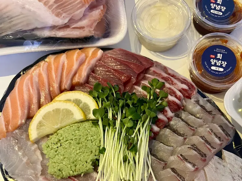 화려한 숙성회 모듬의 자태