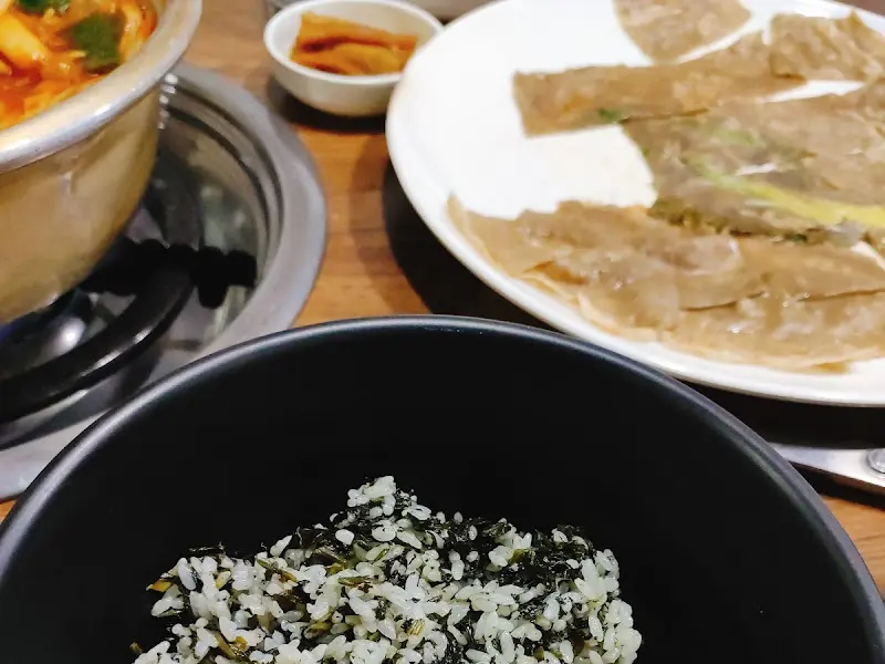 윤기가 자르르 흐르는 곤드레밥